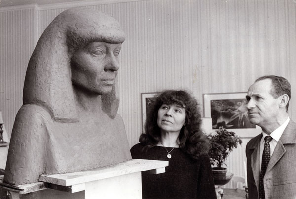 Elsa Grave med skulptur